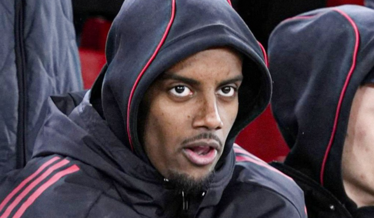 As much as many fans just want to move on from Alexander Isak after the draining saga the striker caused over the summer, it’s hard not to watch how his early days at Liverpool are unfolding and feel a slight sense of satisfaction over how it’s all unfolding for the Swede.
Isak’s lack of pre-season training, and decision to boycott our tour of Asia and other friendlies, have had a detrimental impact on his Liverpool career so far, along Sweden’s chances of qualifying for the 2026 World Cup.
And it’s more than just Toon fans who are struggling to show much sympathy to Isak and Liverpool over the current situation, as pundits and neutrals have repeatedly blasted the striker for his behaviour over the past few months.
“You reap what you sow” – Sutton on Isak
Speaking to BBC Sport, former Blackburn and Celtic striker Chris Sutton has sent a “you reap what you sow” message to misfiring former Mag Alexander Isak.
The defending Premier League Champions have lost six of their last seven games in all competitions, with the Swede absent with a groin issue on Wednesday night as the Reds were beaten 3-0 by Crystal Palace in the Carabao Cup.
It’s now all the more important for Liverpool that Isak finally finds his scoring boots once he returns, but Sutton believes their £130m man is now facing the consequences of his actions over the summer after going on strike at Newcastle:
“It feels like what has happened to Alexander Isak is a case of you reap what you sow.”
“Isak has been short of full fitness and especially sharpness all season anyway and he did not help himself there by missing training with Newcastle, in order to try to force his move to Anfield through.”
“He got what he wanted…but now he is trying to play catch-up instead of hitting the ground running, because of the time he had off, and that is when you can pick up injuries.”
“Alexander Isak is too good a player not to eventually start scoring goals, but this whole situation has affected Liverpool as a team too, because his lack of fitness is one of the reasons they have not clicked in the final third yet.”
Liverpool set up not the same for Isak
On the surface, Isak should have been the perfect fit for Arne Slot’s side: signing the top-scoring striker in the league last year would just add even more firepower to an already ferocious side.
But Slot’s system isn’t set up like Eddie Howe’s, where the striker is the focal point of the attack and the main man our entire forward line are looking to serve.
Where you had a more selfless winger in Jacob Murphy constantly trying to feed Isak, all of Liverpool’s winger options are a lot more comfortable trying to cut inside and go for goal.
Sutton is probably right where he says that Isak will eventually turn his form around and become a prolific player for Liverpool. But it does feel like a lot more people should have heeded Newcastle fans’ warning that injuries, slow starts, and a lack of involvement if he’s not scoring were all to be expected in the first few months of Isak’s time at Liverpool.