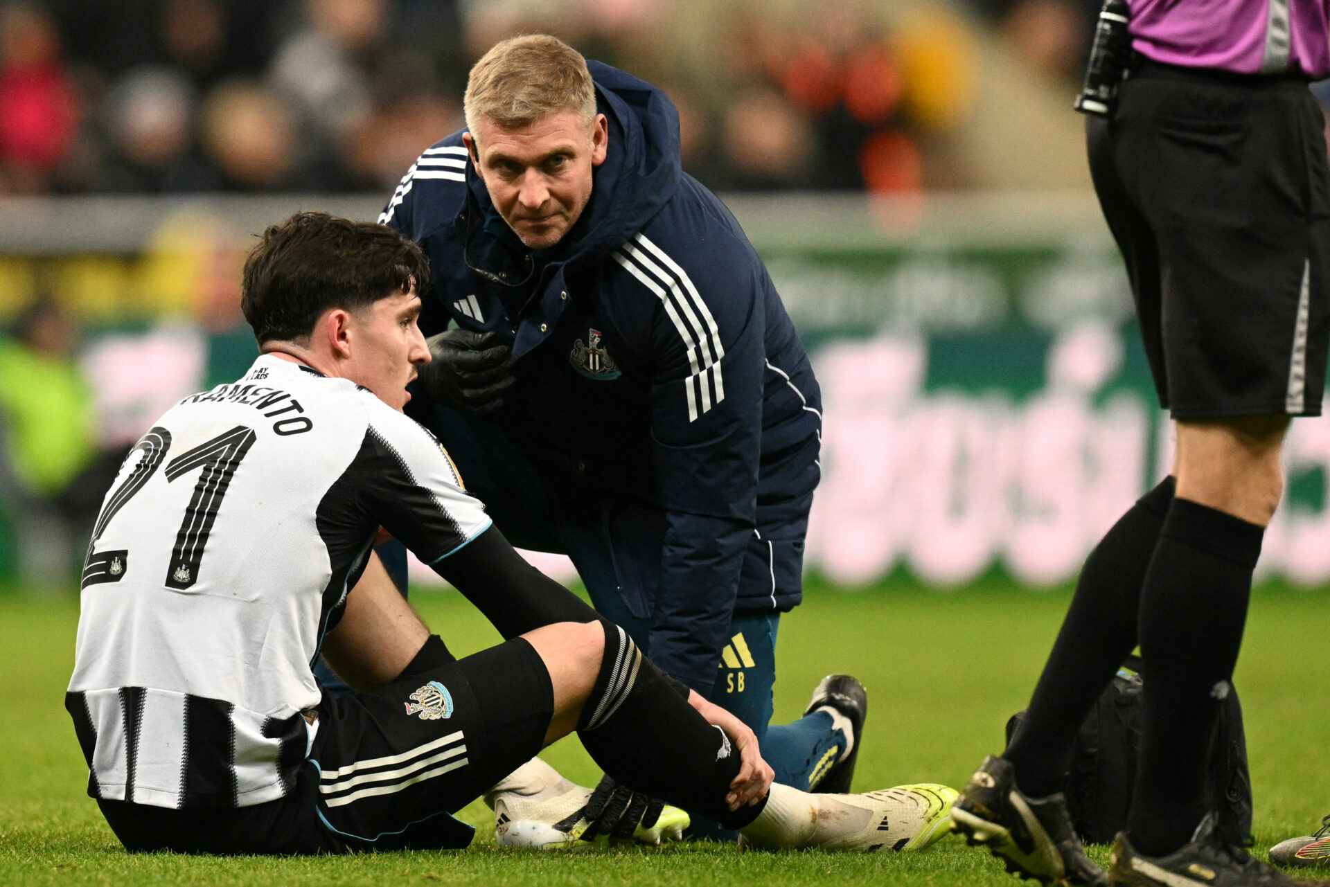 Eddie Howe shares early Tino Livramento injury news after Newcastle United man limps off vs Fulham
